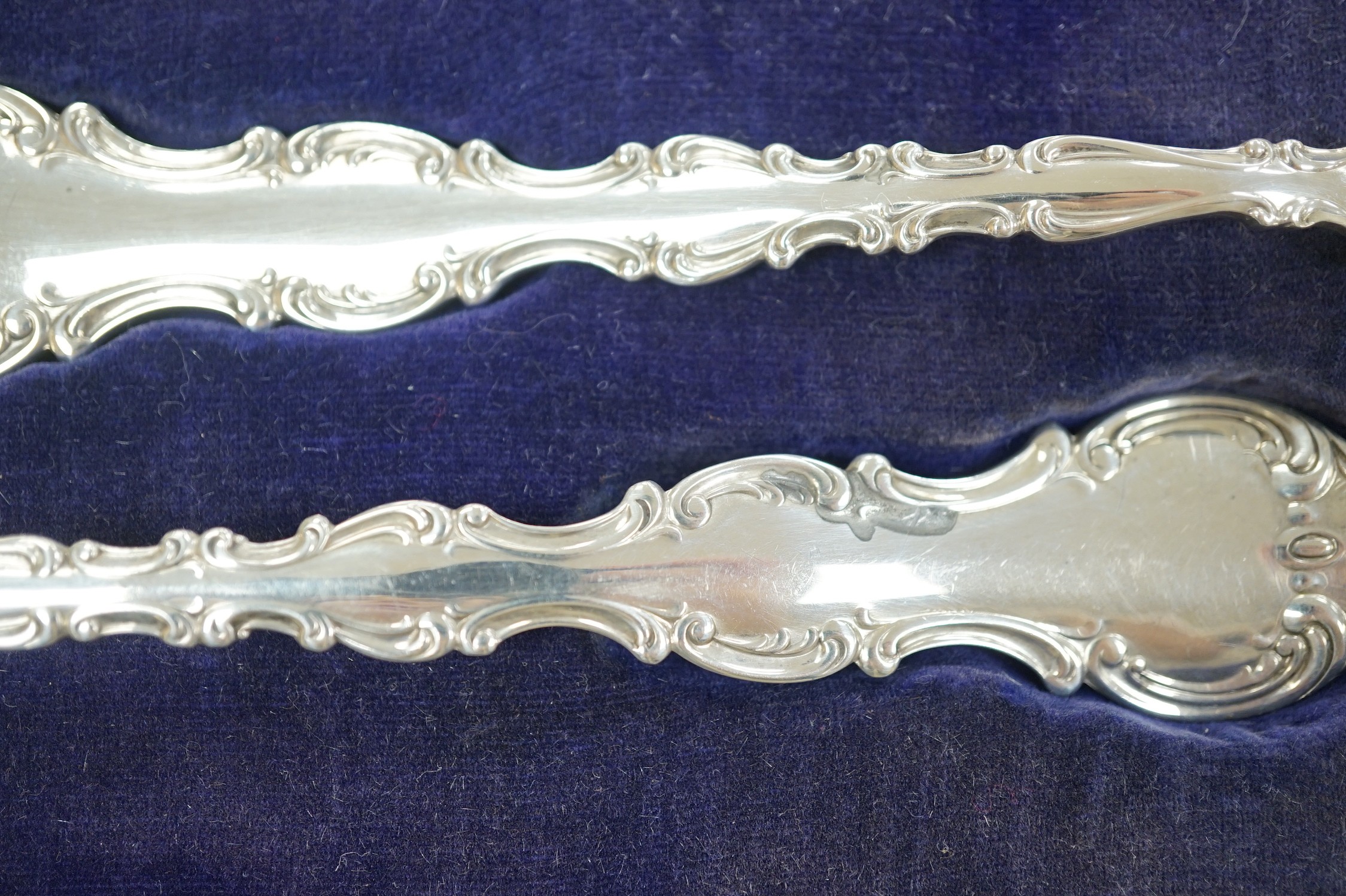A cased pair of American sterling silver fruit servers, spoon 21.7cm, 4.4oz.
